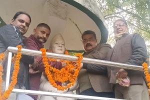 बरेली: चौधरी चरण सिंह की प्रतिमा पर कांग्रेसियों ने किया माल्यार्पण