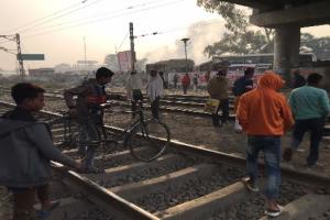 मुरादाबाद : क्रॉसिंग पार करते समय ट्रैक में फंसा ग्रामीण का पैर, ट्रेन से कटकर मौत