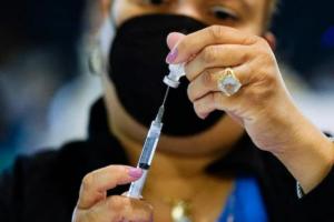 अमेरिका: टीकाकरण मुहिम के बीच एक साल में कोविड-19 से मौत का आंकड़ा 800,000 के हुआ पार
