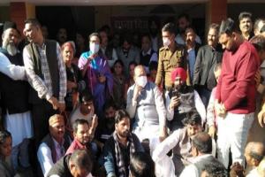 बाजपुर: वरिष्ठ कांग्रेस नेता यशपाल आर्य और बेटे संजीव आर्य के काफिले पर हमला, बाल-बाल बचे