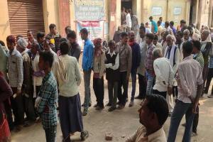 रायबरेली: डीएपी को लेकर किसानों की जमा हुई भीड़, जमकर किया हंगामा