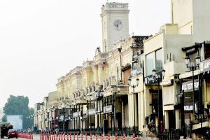लखनऊ: हजरतगंज की खूबसूरती को धूमिल करती होल्डिंग को हटाएगा नगर निगम