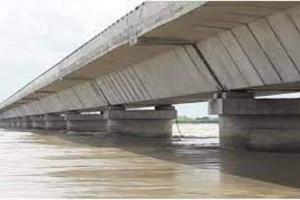अयोध्या: बुजुर्ग ने सरयू पुल से लगाई छलांग, जल पुलिस ने बचाई जान