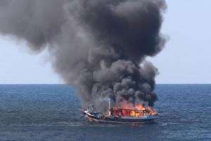 अमेरिकी नौसेना ने ओमान में जलते हुए जहाज से तस्करों को बचाया, 1.47 करोड़ अमेरिकी डॉलर मादक पदार्थ जब्त