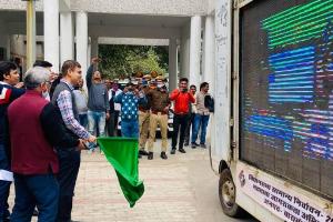 बाराबंकी: डीएम ने एलईडी प्रचार वाहन को हरी झंडी दिखाकर किया रवाना