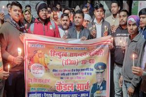 कानपुर: हिंदुत्व समन्वय समिति ने कैंडल मार्च निकालकर शहीदों को दी श्रद्धांजलि
