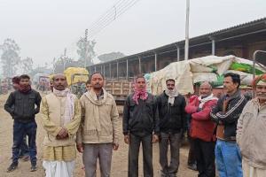 बाराबंकी: क्रय केंद्र पर नहीं हो पा रही है धान की तौल, परेशान हैं किसान