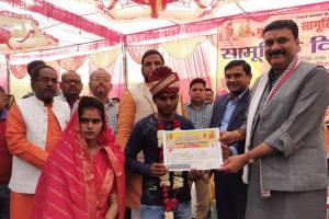 सीतापुर: बाइक से सामूहिक विवाह समारोह में पहुंचे विधायक, नवदंपत्तियों को दिया आर्शीवाद