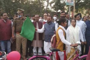 रायबरेलीः श्रम मंत्री स्वामी प्रसाद मौर्य ने एक हजार छात्र-छात्राओं को वितरित की साइकिल