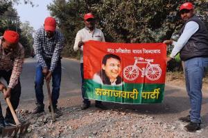 सीतापुर: सपाइयों ने सड़क को गड्ढा मुक्त करने के लिए चलाया अभियान