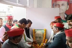 गोरखपुर: सपा नेताओं ने मनाया पूर्व प्रधानमंत्री चौधरी चरण सिंह की 119 वी जयंती