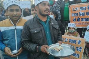 लखनऊ: शिक्षक भर्ती के अभ्यर्थियों ने भीख मांगकर दर्ज कराया अपना विरोध