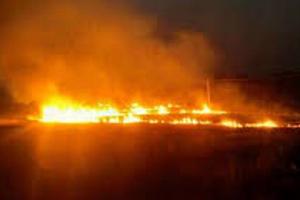 लखनऊ: खदरा शिवनगर में तीन घंटे तक धू-धू कर जलता रहा कबाड़ गोदाम, बड़ा हादसा टला