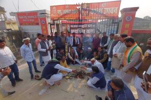 गोरखपुर: कांग्रेसियों ने बीजेपी के लिए किया सदबुद्धि यज्ञ, प्रायश्चित यात्रा निकाल किया विरोध