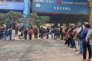 दिल्ली: कोविड-19 रोधी नई पाबंदियों के बाद, मेट्रो स्टेशन पर लगीं लंबी कतारें