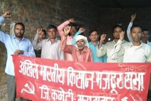 मुरादाबाद : खाद की कालाबाजारी के विरोध में किसानों ने किया प्रदर्शन