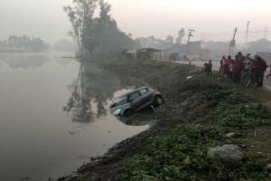 सीतापुर: शादी समारोह से लौट रहे लोगों की कार नाले में गिरी, फौजी सहित तीन दोस्तों की मौत 