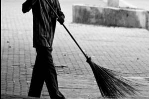बरेली: पड़ी डांट तो आई सफाई कर्मी को रिलीव करने की याद