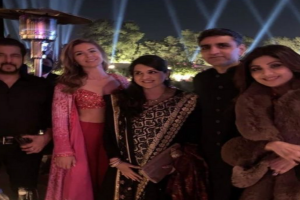 कांग्रेस नेता के बेटे की शादी में पहुंचे बॉलीवुड के ये सितारे, कलाकारों का डांस वीडियो हुआ वायरल