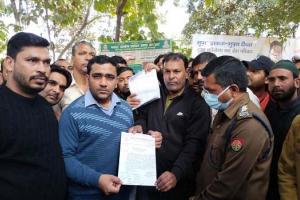 रामपुर : खनन माफिया और स्टोन क्रेशर संचालकों के खिलाफ व्यापारियों का प्रदर्शन