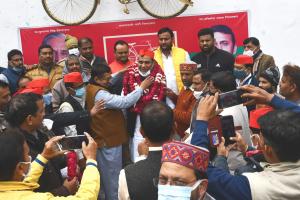 बरेली: भाजपा से सपा में आए बिल्सी विधायक का सपाइयों ने किया स्वागत