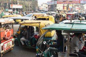 बरेली: शहर में लगे जाम में फंसकर वाहन सवार हुए परेशान