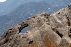 हल्द्वानी: शिवरात्रि के मौके पर चट्टान पर बने छिद्र को क्यों पार करतीं हैं महिलाएं…