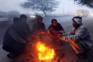 लखनऊ: कड़ाके की ठंड में अलाव बने गरीब और बेघरों का सहारा, ये रहा तापमान…