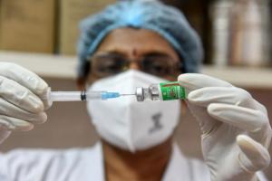 बुजुर्ग ने 12 बार लगवाई कोरोना वैक्सीन, जानें क्यों लगवा रहा बार-बार टीका