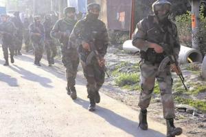 कश्मीर में रात भर चली मुठभेड़ों में जैश कमांडर समेत पांच आतंकी ढेर