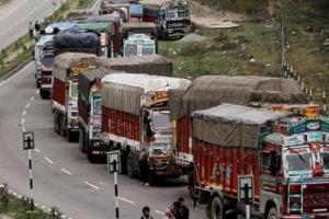 जम्मू-श्रीनगर: तीन दिन बंद रहने के बाद फिर से खुला राष्ट्रीय राजमार्ग