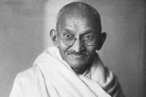महात्मा गांधी ने सांप्रदायिक उन्माद के विरुद्ध शुरू किया था आमरण अनशन, जानिए उनके जीवन से जुड़ी बातें