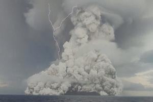 टोंगा में समुद्र के अंदर ज्वालामुखी फटा, सुनामी की चेतावनी जारी