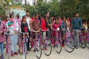 रायबरेलीः भत्ता के बाद श्रमिकों की बेटियों को वितरित की गई साइकिल