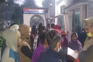 रायबरेलीः मारपीट में घायल युवक की मौत, परिजनों ने एसपी कार्यालय के बाहर किया हंगामा