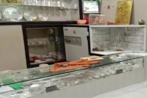 कानपुर: ज्वैलर्स की दुकान का शटर काटकर लाखों का माल किया पार
