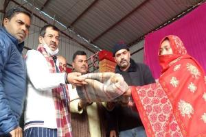अयोध्या: सूरजकुंड पर महापौर ने गरीबों को बांटे कंबल