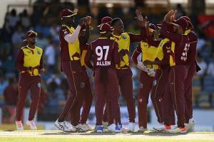 West Indies vs England : वेस्टइंडीज ने पहले टी20 में इंग्लैंड को नौ विकेट से हराया, जेसन होल्डर ने सात रन देकर चार वि​केट झटके