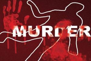 बरेली: युवक की चाकू से गोदकर हत्या, पेड़ से लटका शव