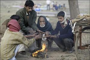 लखनऊ: बेघर और बेसहारा गरीबों को नहीं मिल रही ठंड से राहत