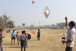 लखनऊ: मकर संक्रांति पर लोगों ने उठाया पतंगबाजी का लुत्फ