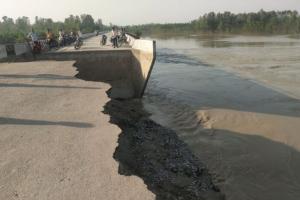 बरेली: बाढ़ से कटे पुल व मार्ग की अभी तक नहीं हुई मरम्मत