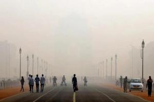 दिल्ली में सर्द रहा साल का पहला दिन, वायु गुणवत्ता ‘बेहद खराब’ श्रेणी में बरकरार