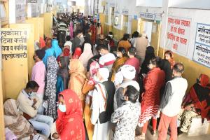 बरेली: ओपीडी में पहुंचे 1713 मरीज, खोदाई से हुए परेशान