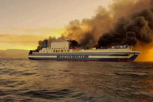 यूनान : जहाज में आग लगने के बाद लापता 12 लोगों की तलाश जारी