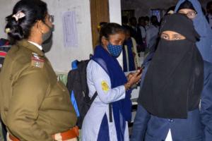 कर्नाटक: हिजाब पहनकर कक्षा में प्रवेश नहीं दिए जाने पर एक लड़की ने छोड़ी परीक्षा