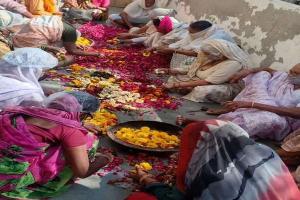 मथुरा: फूलों की होली खेलने के बाद गुलाल तैयार करने में जुटीं महिला आश्रम सदन की माताएं