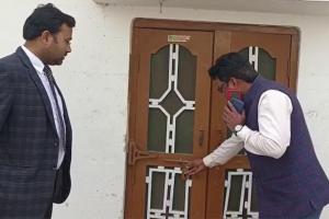 Pilibhit Election 2022: ईओ ने घर-घर जाकर कुंडी खटकाई, वोट डालने की अलख जगाई