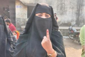 बरेली: निदा खान ने किया वोट, बोलीं- महिला सुरक्षा सबसे जरूरी