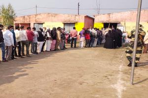 रामपुर : हिजाब में फर्जी मतदान करती पकड़ी गईं दो महिलाएं, एफआईआर